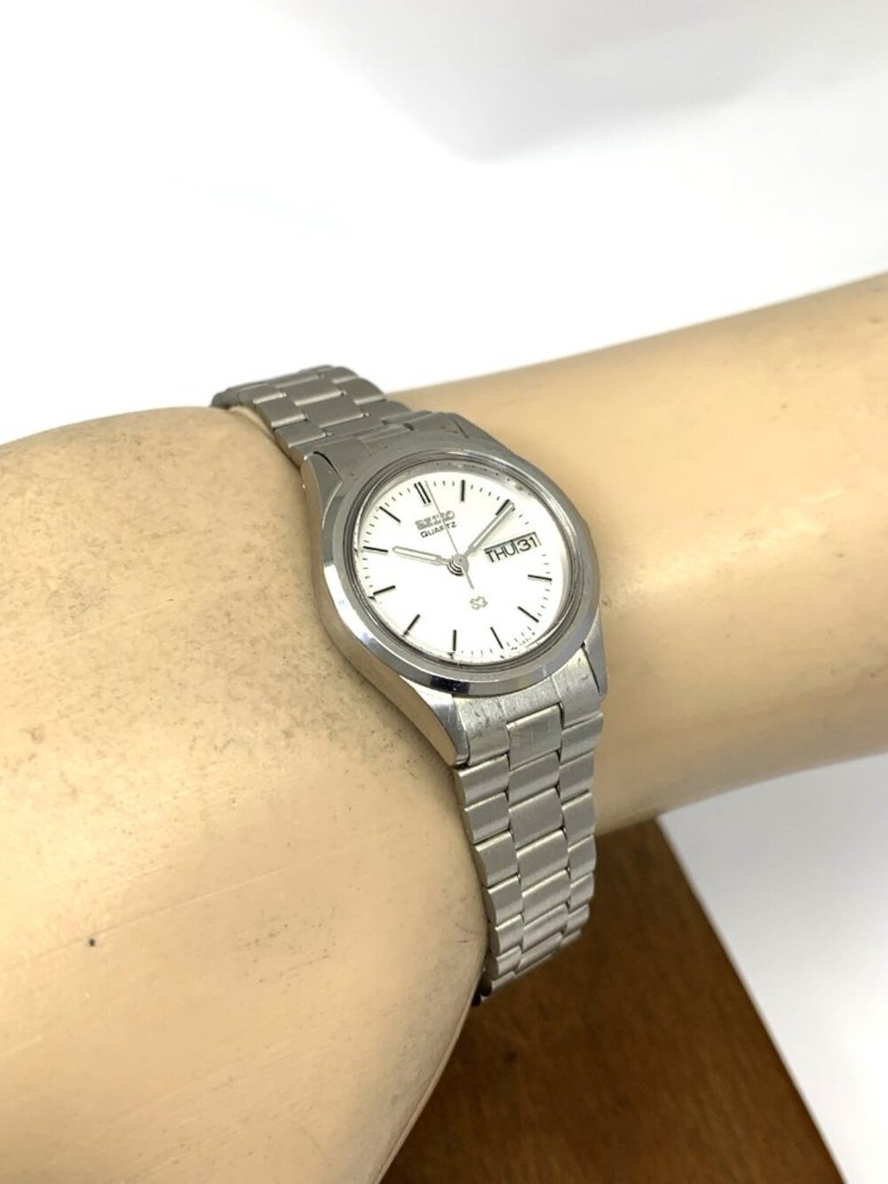 Seiko Womens Watch 2A23-0290 Vintage Quartz Day Date Silver Stainless Steel 23mm - Picture 6 of 15